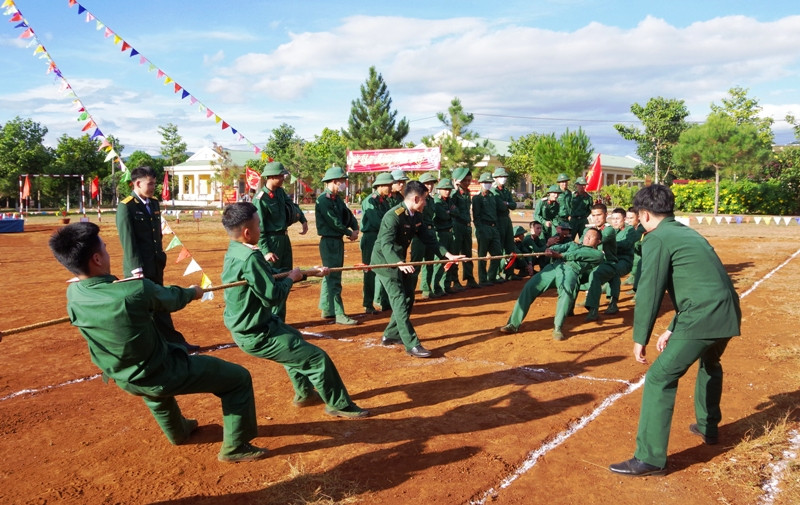 Cán bộ, chiến sĩ Sư đoàn 320 hào hứng với trò chơi kéo co. Ảnh: Vĩnh Hoàng. Cán bộ, chiến sĩ Sư đoàn 320 hào hứng với trò chơi kéo co. Ảnh: Vĩnh Hoàng.