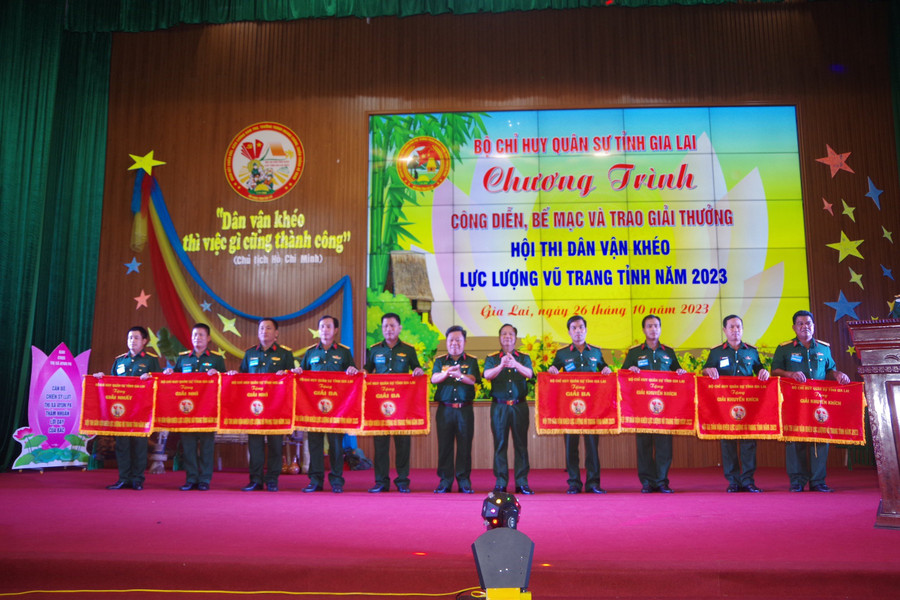 Ban tổ chức trao giải cho các đội thi đạt thành tích cao. Ảnh: Vĩnh Hoàng Ban tổ chức trao giải cho các đội thi đạt thành tích cao. Ảnh: Vĩnh Hoàng