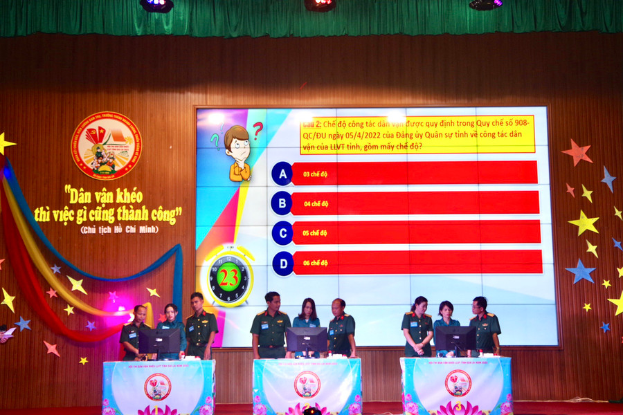 Các đội thực hiện phần thi kiến thức chung. Ảnh: Vĩnh Hoàng Các đội thực hiện phần thi kiến thức chung. Ảnh: Vĩnh Hoàng