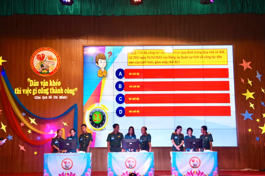 Các đội thực hiện phần thi kiến thức chung. Ảnh: Vĩnh Hoàng