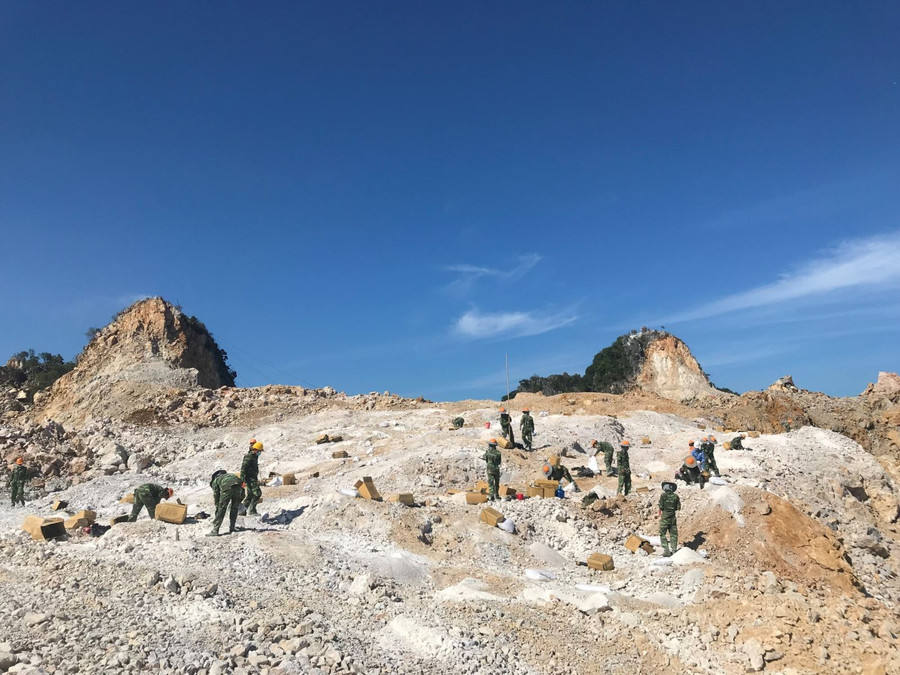 Sử dụng vật liệu nổ công nghiệp trong khai thác đá. Ảnh: Internet Sử dụng vật liệu nổ công nghiệp trong khai thác đá. Ảnh: Internet