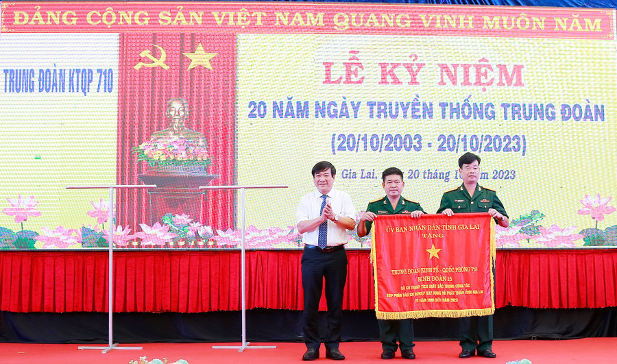 Lãnh đạo Ban thi đua Khen thưởng tỉnh trao cờ cho đơn vị. Ảnh: Vĩnh Hoàng Lãnh đạo Ban thi đua Khen thưởng tỉnh trao cờ cho đơn vị. Ảnh: Vĩnh Hoàng