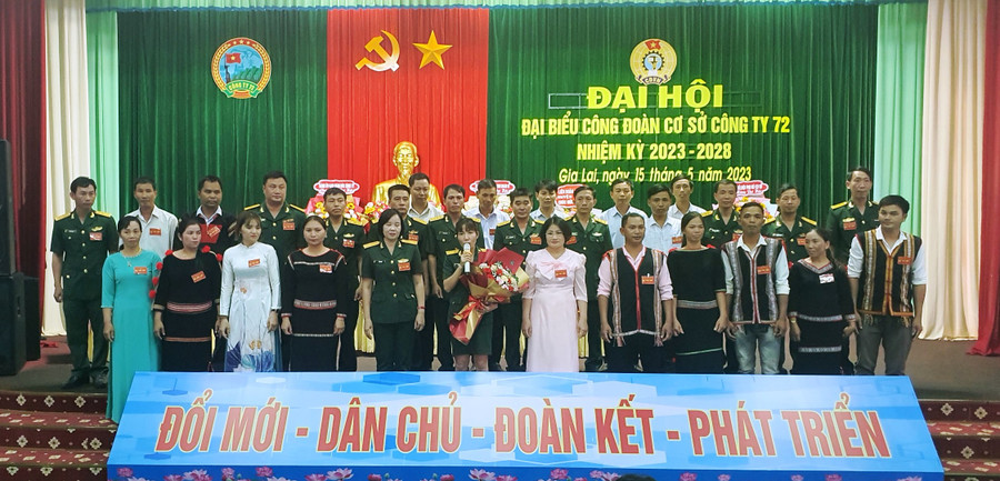 Ban chấp hành công đoàn nhiệm kỳ 2023-2028 và đoàn đại biểu đi dự đại hội cấp trên ra mắt. Ảnh: Vĩnh Hoàng