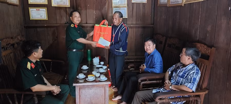 Đại tá Lê Kim Giàu tặng quà và động viên gia đình ông Rơ Châm Trôm. Ảnh: Vĩnh Hoàng
