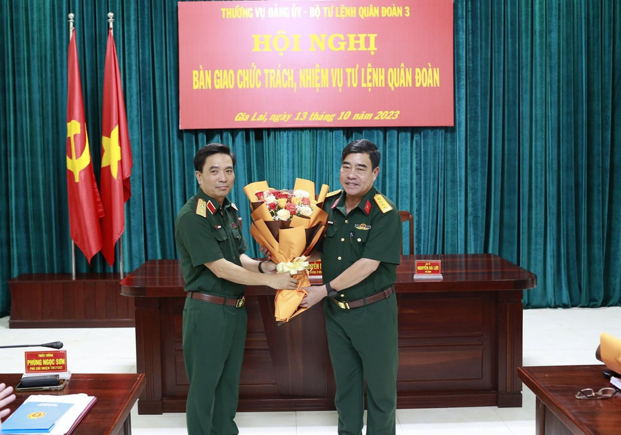 Trung tướng Nguyễn Doãn Anh tặng hoa chúc mừng Đại tá Nguyễn Bá Lực. Ảnh: Vĩnh Hoàng Trung tướng Nguyễn Doãn Anh tặng hoa chúc mừng Đại tá Nguyễn Bá Lực. Ảnh: Vĩnh Hoàng