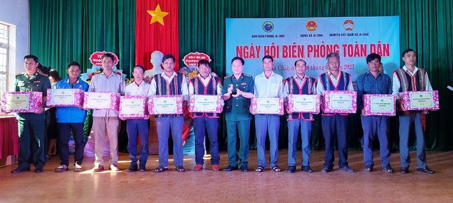 Lãnh đạo Bộ Chỉ huy Bộ đội Biên phòng tỉnh tặng quà cho các tổ tự quản. Ảnh: Vĩnh Hoàng Lãnh đạo Bộ Chỉ huy Bộ đội Biên phòng tỉnh tặng quà cho các tổ tự quản. Ảnh: Vĩnh Hoàng