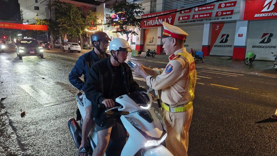 Lực lượng chức năng kiểm tra nồng độ cồn. Ảnh: Vĩnh Hoàng Lực lượng chức năng kiểm tra nồng độ cồn. Ảnh: Vĩnh Hoàng