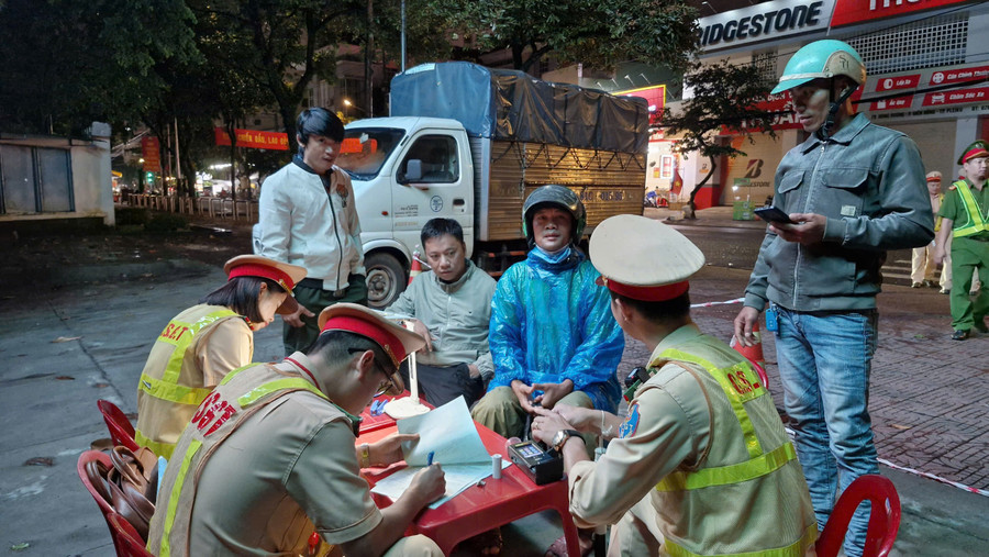 Lập biên bản xử lý các trường hợp vi phạm. Ảnh: Vĩnh Hoàng Lập biên bản xử lý các trường hợp vi phạm. Ảnh: Vĩnh Hoàng