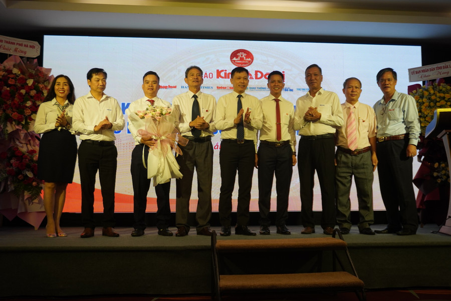 Lãnh đạo Báo Kinh tế và Đô thị trao quyết định bổ nhiệm Trưởng văn phòng đại diện tại Tây Nguyên. Ảnh: Vĩnh Hoàng Lãnh đạo Báo Kinh tế và Đô thị trao quyết định bổ nhiệm Trưởng văn phòng đại diện tại Tây Nguyên. Ảnh: Vĩnh Hoàng