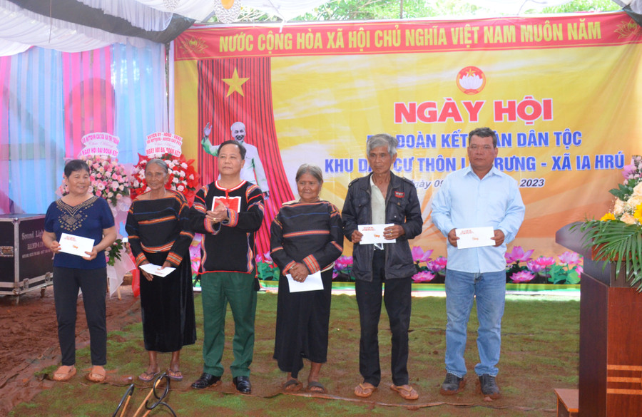 Cá nhân Đại tá Lê Kim Giàu tặng 5 suất quà cho các hộ gia đình có hoàn cảnh khó khăn. Ảnh: Vĩnh Hoàng Cá nhân Đại tá Lê Kim Giàu tặng 5 suất quà cho các hộ gia đình có hoàn cảnh khó khăn. Ảnh: Vĩnh Hoàng