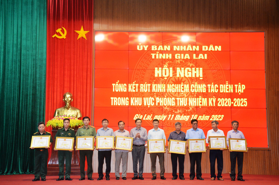 Chủ tịch UBND tỉnh tặng bằng khen cho các tập thể có thành tích xuất sắc. Ảnh: Vĩnh Hoàng Chủ tịch UBND tỉnh tặng bằng khen cho các tập thể có thành tích xuất sắc. Ảnh: Vĩnh Hoàng