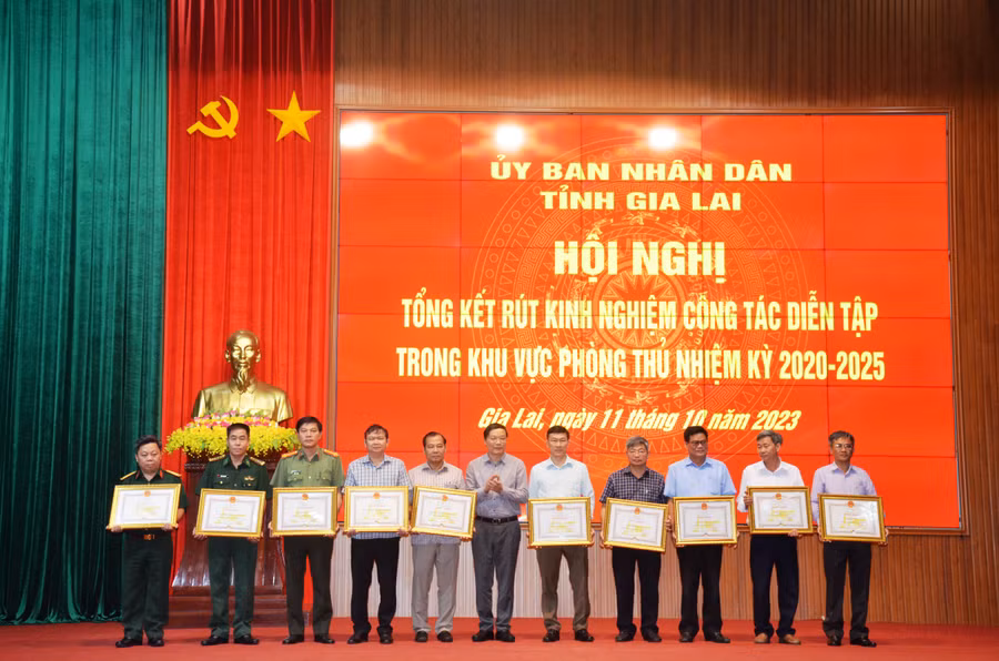 Chủ tịch UBND tỉnh tặng bằng khen cho các tập thể có thành tích xuất sắc. Ảnh: Vĩnh Hoàng