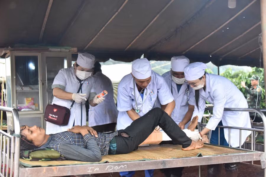 Lực lượng y tế cấp cứu người bị thương. Ảnh: Đức Thụy