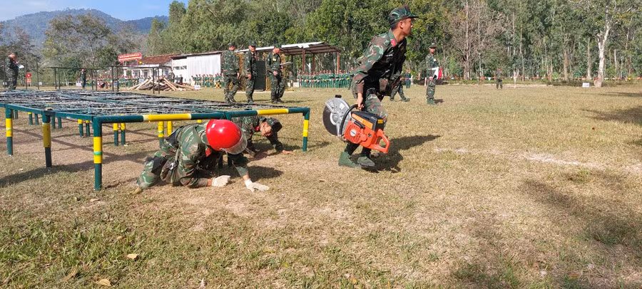 Mang thiết bị chui qua vật cản để thực hiện nhiệm vụ. Ảnh: Vĩnh Hoàng