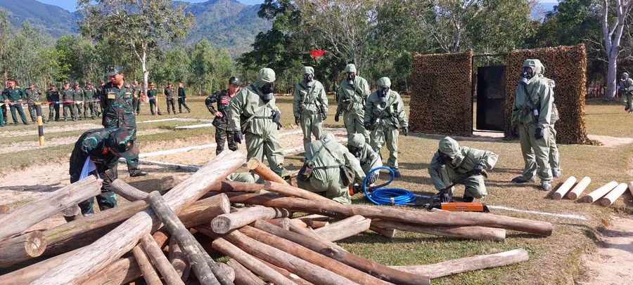 Dùng thiết bị nâng để giải cứu người bị nạn. Ảnh: Chu Hoài