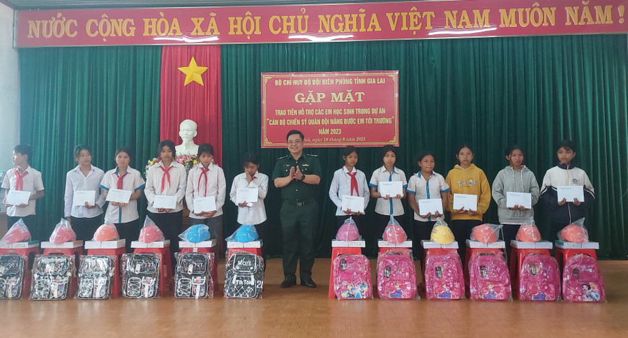 Các em học sinh được nhận quà. Ảnh: Vĩnh Hoàng Các em học sinh được nhận quà. Ảnh: Vĩnh Hoàng