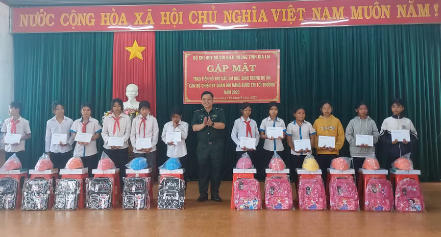 Các em học sinh được nhận quà. Ảnh: Vĩnh Hoàng Các em học sinh được nhận quà. Ảnh: Vĩnh Hoàng