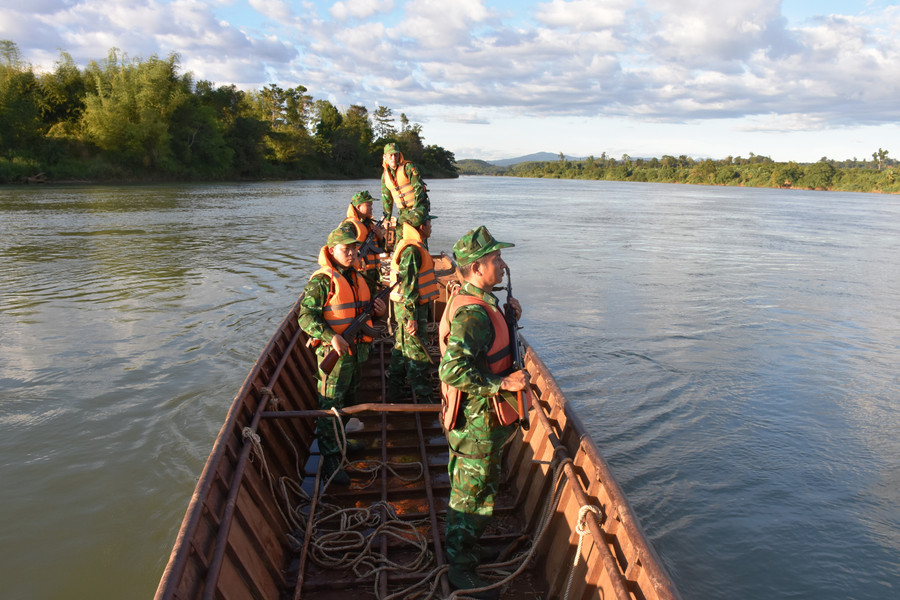 Tổ tuần tra Trạm Kiểm soát phà 8 thực hiện nhiệm vụ trong những ngày Tết. Ảnh: Vĩnh Hoàng Tổ tuần tra Trạm Kiểm soát phà 8 thực hiện nhiệm vụ trong những ngày Tết. Ảnh: Vĩnh Hoàng