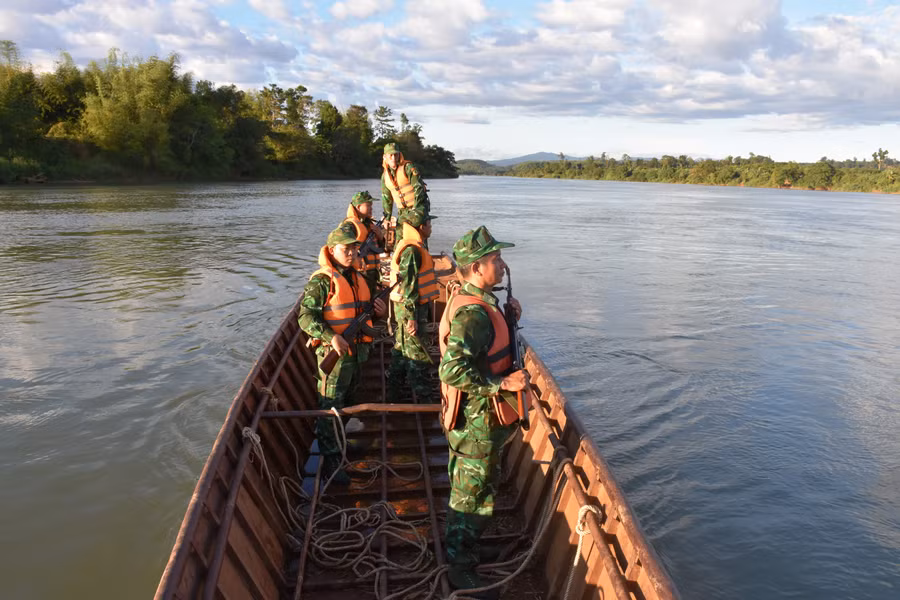 Tổ tuần tra Trạm Kiểm soát phà 8 thực hiện nhiệm vụ trong những ngày Tết. Ảnh: Vĩnh Hoàng Tổ tuần tra Trạm Kiểm soát phà 8 thực hiện nhiệm vụ trong những ngày Tết. Ảnh: Vĩnh Hoàng