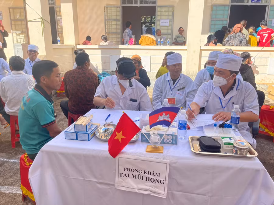 Khám bệnh, cấp thuốc cho người dân. Ảnh: Quốc Vinh
