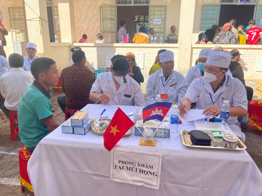 Khám bệnh, cấp thuốc cho người dân. Ảnh: Quốc Vinh Khám bệnh, cấp thuốc cho người dân. Ảnh: Quốc Vinh