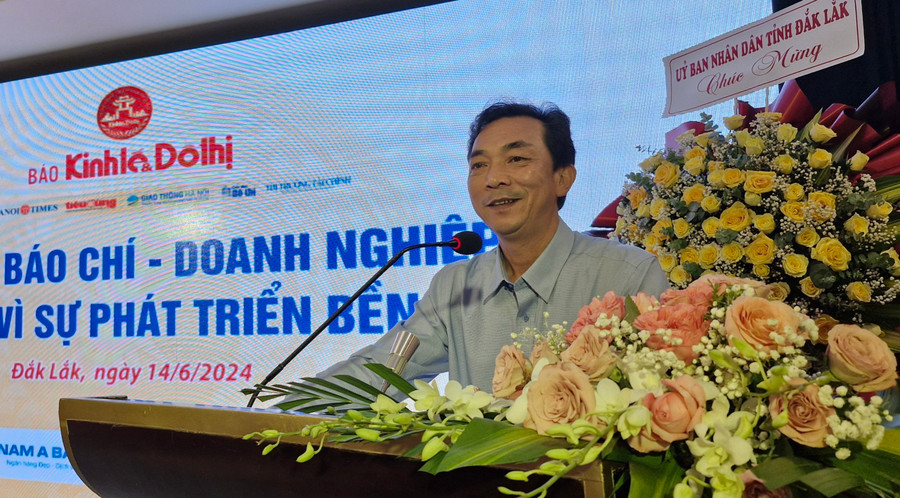 Nhà báo Lương Văn Danh-Phó Tổng biên tập Báo Gia Lai trình bày tham luận tại diễn đàn Báo chí-Doanh nghiệp đồng hành vì sự phát triển bền vững. Ảnh: Vĩnh Hoàng Nhà báo Lương Văn Danh-Phó Tổng biên tập Báo Gia Lai trình bày tham luận tại diễn đàn Báo chí-Doanh nghiệp đồng hành vì sự phát triển bền vững. Ảnh: Vĩnh Hoàng