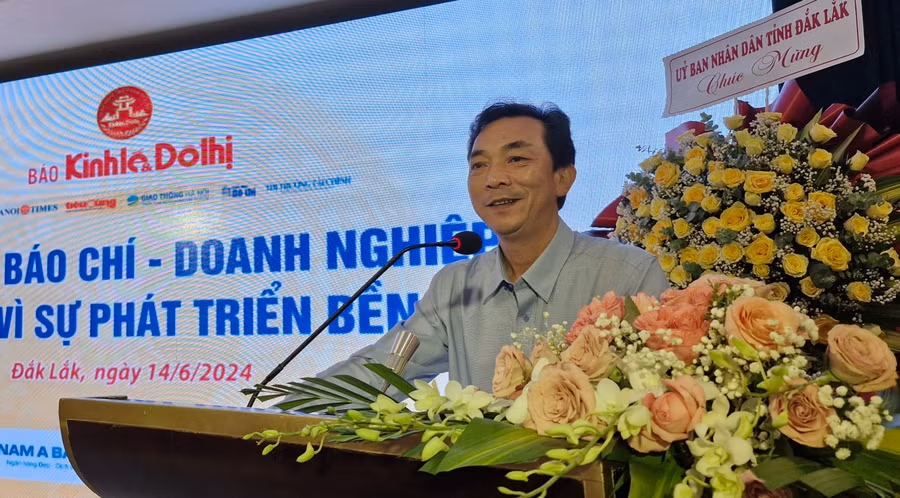 Nhà báo Lương Văn Danh-Phó Tổng biên tập Báo Gia Lai trình bày tham luận tại diễn đàn Báo chí-Doanh nghiệp đồng hành vì sự phát triển bền vững. Ảnh: Vĩnh Hoàng Nhà báo Lương Văn Danh-Phó Tổng biên tập Báo Gia Lai trình bày tham luận tại diễn đàn Báo chí-Doanh nghiệp đồng hành vì sự phát triển bền vững. Ảnh: Vĩnh Hoàng