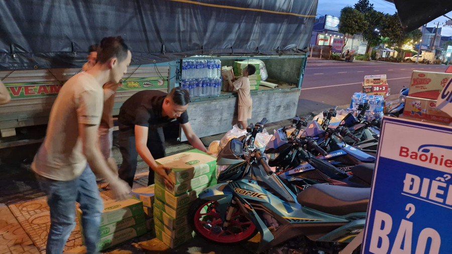 Anh Nguyễn Đình Trí đưa xe đến vận chuyển hàng hóa về vị trí tập kết để chuyển ra ủng hộ đồng bào bị bão, lũ. Ảnh: Vĩnh Hoàng Anh Nguyễn Đình Trí đưa xe đến vận chuyển hàng hóa về vị trí tập kết để chuyển ra ủng hộ đồng bào bị bão, lũ. Ảnh: Vĩnh Hoàng