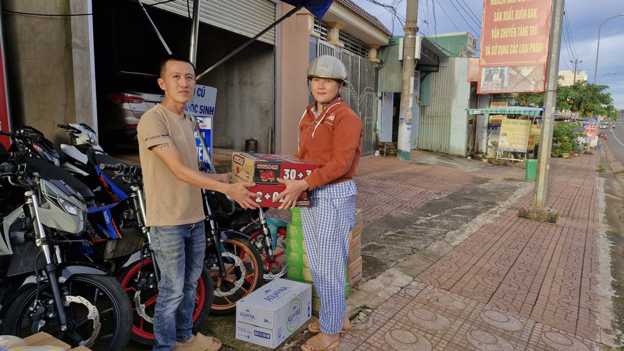 Người dân đến các điểm tập kết để gửi hàng ủng hộ đồng bào bị ảnh hưởng thiên tai. Ảnh: Vĩnh Hoàng Người dân đến các điểm tập kết để gửi hàng ủng hộ đồng bào bị ảnh hưởng thiên tai. Ảnh: Vĩnh Hoàng