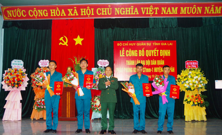 Đại tá Lê Kim Giàu trao các quyết định thành lập Đại đội và tổ chức, biên chế. Ảnh: Vĩnh Hoàng Đại tá Lê Kim Giàu trao các quyết định thành lập Đại đội và tổ chức, biên chế. Ảnh: Vĩnh Hoàng