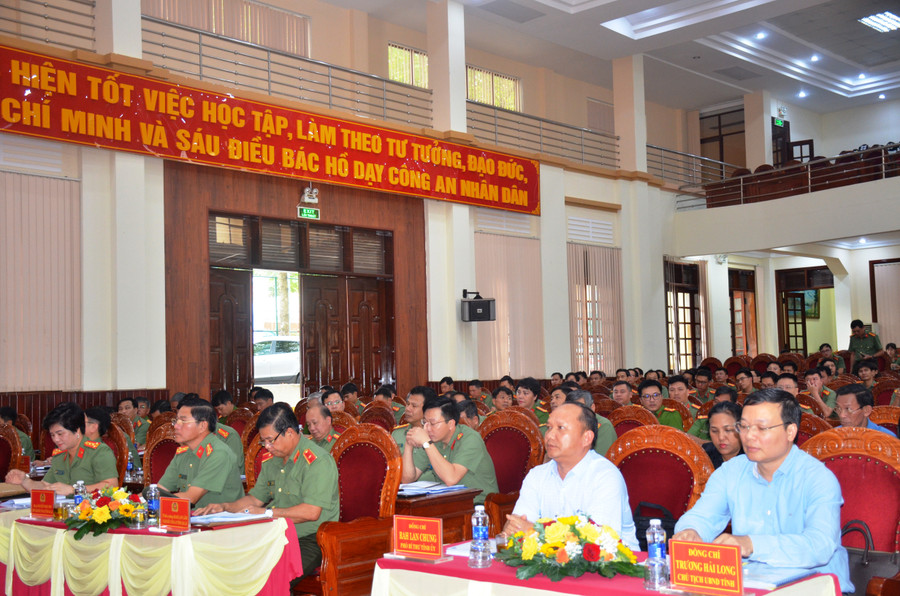Các đồng chí lãnh đạo tỉnh tham dự hội nghị. Ảnh: Vĩnh Hoàng Các đồng chí lãnh đạo tỉnh tham dự hội nghị. Ảnh: Vĩnh Hoàng