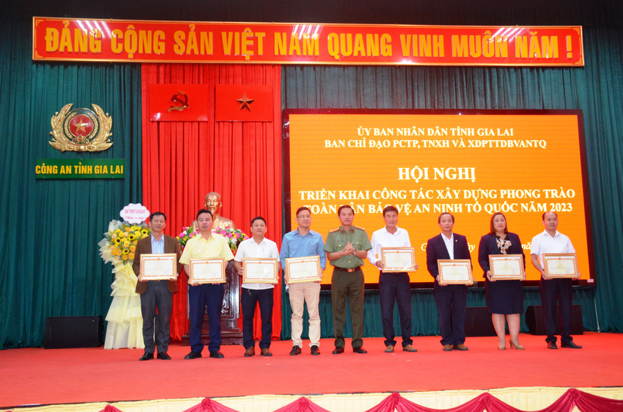 Trao bằng khen của Bộ trưởng Bộ Công an cho các tập thể. Ảnh: VĨNH HOÀNG Trao bằng khen của Bộ trưởng Bộ Công an cho các tập thể. Ảnh: VĨNH HOÀNG