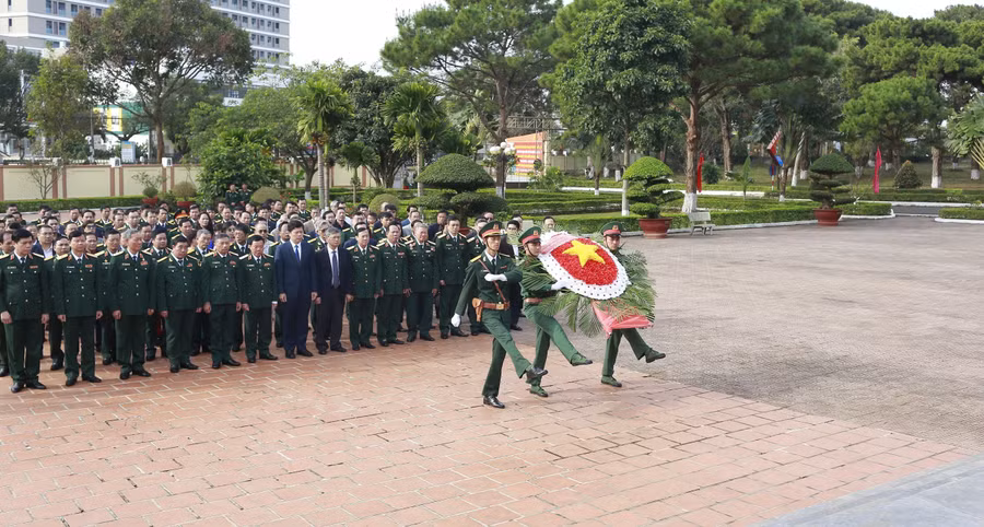 Các đại biểu đã tổ chức dâng hoa, dâng hương tưởng nhớ các anh hùng, liệt sĩ của Quân đoàn đã hy sinh qua các thời kỳ. Ảnh: Vĩnh Hoàng