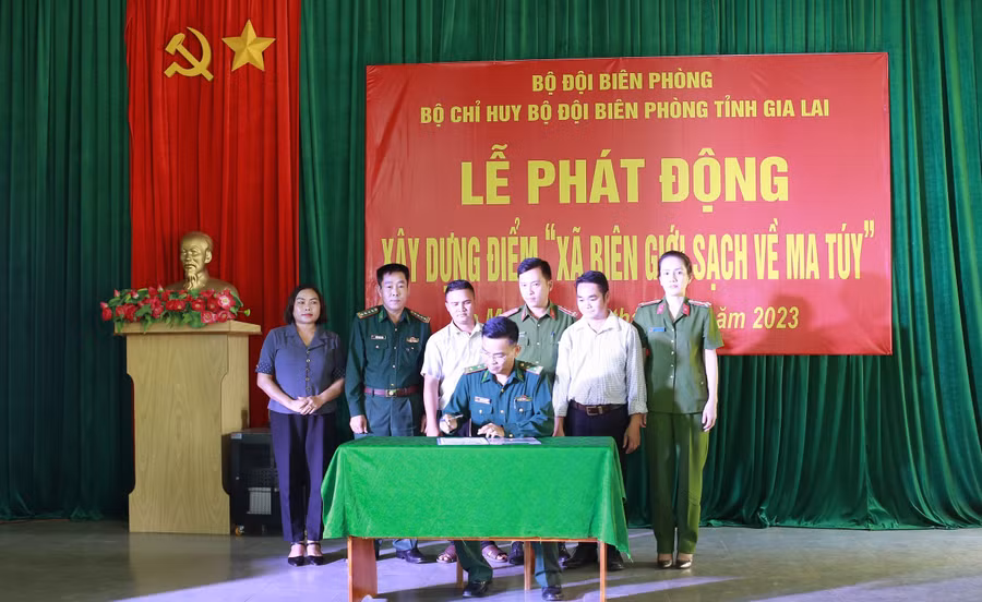 Lãnh đạo địa phương, đơn vị và Nhân dân ký cam kết không sử dụng, tàng trữ, buôn bán vận chuyển, ma túy. Ảnh: Vĩnh Hoàng