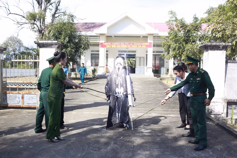 9Đốt hình nộm, thể hiện quyết tâm phòng-chống ma túy. Ảnh: Vĩnh Hoàng