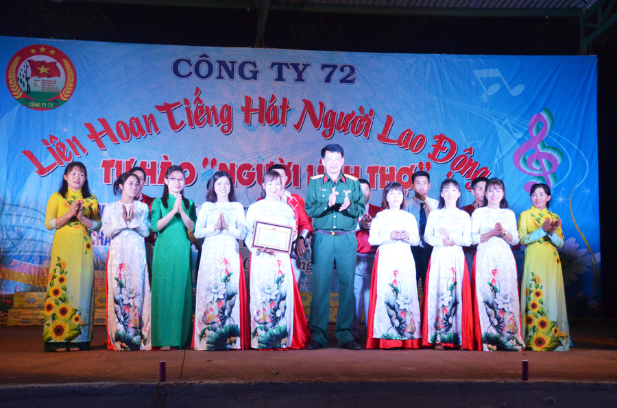 Lãnh đạo Công ty 72 trao giấy khen đơn vị đạt giải xuất sắc cho Đội sản xuất số 5. Ảnh: VĨNH HOÀNG Lãnh đạo Công ty 72 trao giấy khen đơn vị đạt giải xuất sắc cho Đội sản xuất số 5. Ảnh: VĨNH HOÀNG