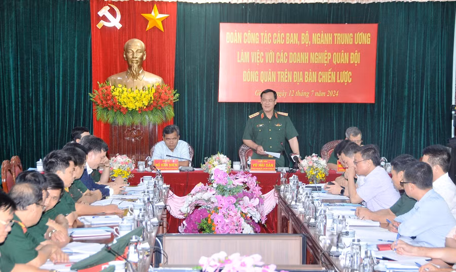 Thứ trưởng Bộ Quốc phòng phát biểu kết luận buổi làm việc với Binh đoàn 15 về thực hiện nhiệm vụ sản xuất, kinh doanh gắn với củng cố quốc phòng, an ninh. Ảnh: Thanh Qúy