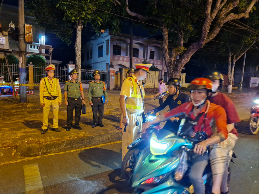 Lực lượng Cảnh sát giao thông kiểm tra nồng độ cồn tại đường Lê Duẩn. Ảnh: Vĩnh Hoàng Lực lượng Cảnh sát giao thông kiểm tra nồng độ cồn tại đường Lê Duẩn. Ảnh: Vĩnh Hoàng