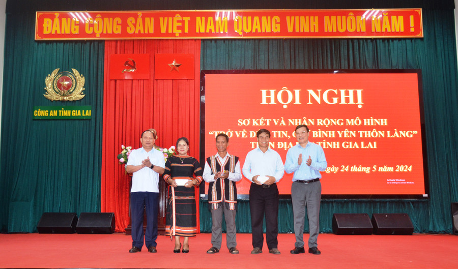 Chủ tịch UBND tỉnh và Phó Bí thư Tỉnh ủy tặng quà cho 3 cá nhân có thành tích đặc biệt xuất sắc. Ảnh: Vĩnh Hoàng Chủ tịch UBND tỉnh và Phó Bí thư Tỉnh ủy tặng quà cho 3 cá nhân có thành tích đặc biệt xuất sắc. Ảnh: Vĩnh Hoàng