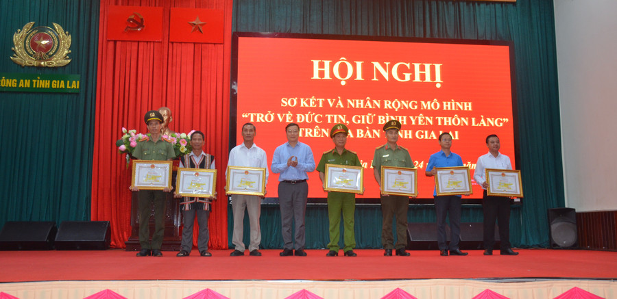 Chủ tịch UBND tỉnh tặng bằng khen cho các tập thể và cá nhân. Ảnh: Vĩnh Hoàng Chủ tịch UBND tỉnh tặng bằng khen cho các tập thể và cá nhân. Ảnh: Vĩnh Hoàng