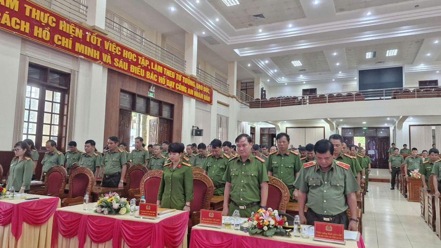Tại lễ phát động ủng hộ, các đại biểu đã dành 1 phút mặc niệm tưởng nhớ đồng bào bị tử nạn, cán bộ, chiến sĩ hy sinh do ảnh hưởng của bão số 3. Ảnh: Vĩnh Hoàng Tại lễ phát động ủng hộ, các đại biểu đã dành 1 phút mặc niệm tưởng nhớ đồng bào bị tử nạn, cán bộ, chiến sĩ hy sinh do ảnh hưởng của bão số 3. Ảnh: Vĩnh Hoàng