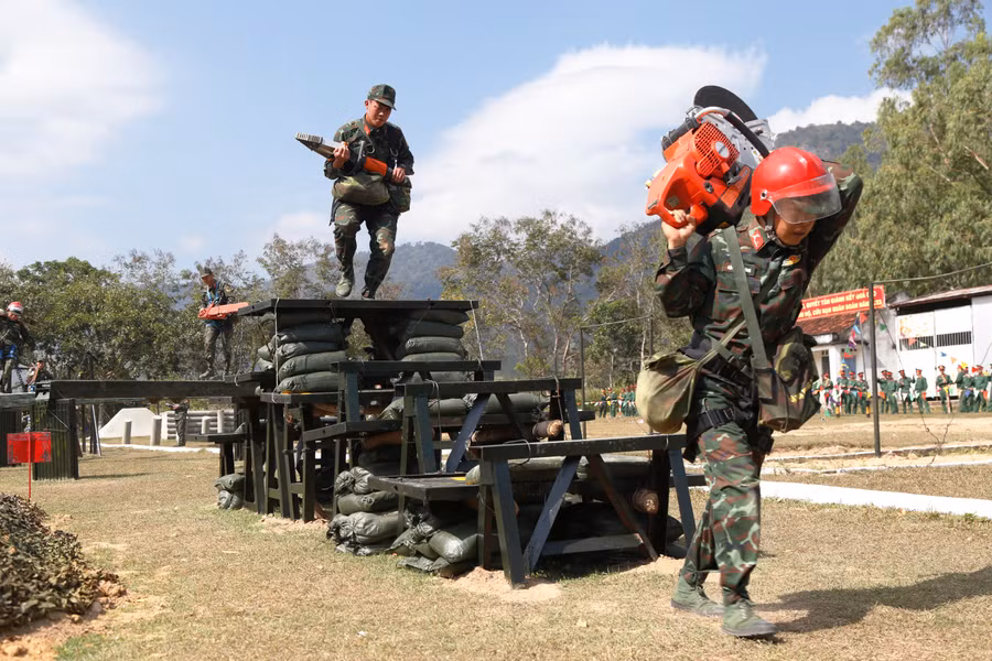 Các vận động viên phải mang, vác thiết bị nặng để vượt chướng ngại vật. Ảnh: Chu Hoài