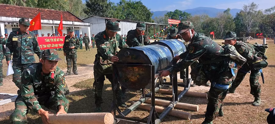 Dùng con lăn để di chuyển thiết bị nặng 400 kg về vị trí quy định. Ảnh: Vĩnh Hoàng