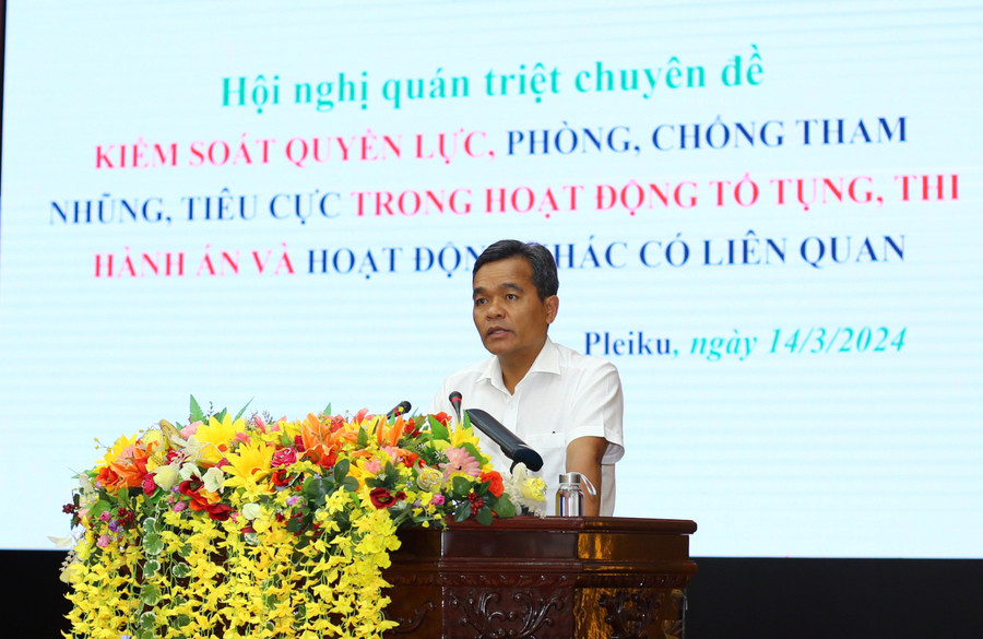 Bí thư Tỉnh ủy Hồ Văn Niên phát biểu khai mạc hội nghị. Ảnh: Vĩnh Hoàng