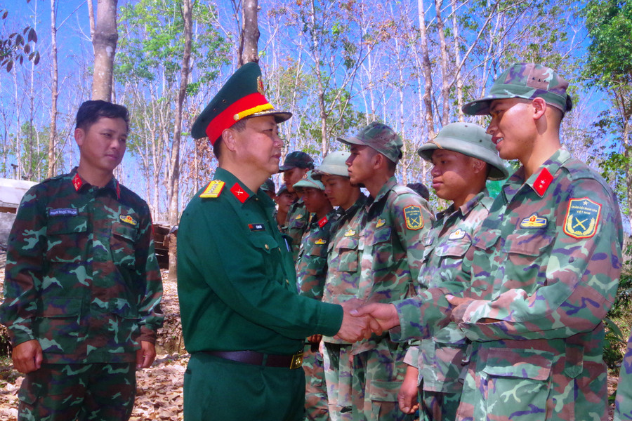 Đại tá Lê Kim Giàu thăm, kiểm tra Đại đội Công binh đang thi công công trình quân sự. Ảnh: Vĩnh Hoàng