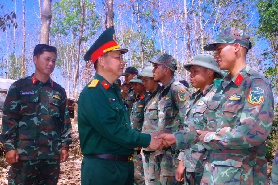 Đại tá Lê Kim Giàu thăm, kiểm tra Đại đội Công binh đang thi công công trình quân sự. Ảnh: Vĩnh Hoàng