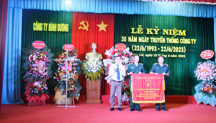 Lãnh đạo Công ty đón nhận Cờ thi đua của UBND tỉnh. Ảnh: Vĩnh Hoàng