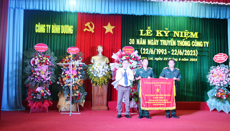 Lãnh đạo Công ty đón nhận Cờ thi đua của UBND tỉnh. Ảnh: Vĩnh Hoàng Lãnh đạo Công ty đón nhận Cờ thi đua của UBND tỉnh. Ảnh: Vĩnh Hoàng