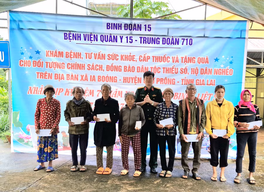 Lãnh đạo Trung đoàn Kinh tế-Quốc phòng 710 tặng quà cho các gia đình chính sách xã Ia Bòong. Ảnh: Vĩnh Hoàng