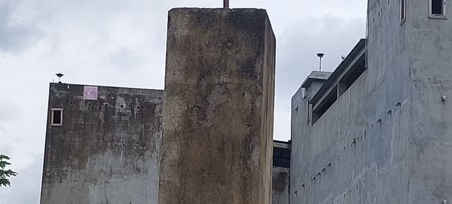 Một cơ sở nuôi yến được xây dựng kiên cố lắp loa công suất lớn tại xã Ia Dom. Ảnh: Vĩnh Hoàng